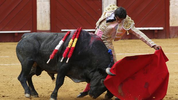 Victorino, Curro Díaz y el mayoral salen a hombros