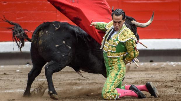 Manoletinas de rodillas de Iván Fandiño al segundo toro de la tarde