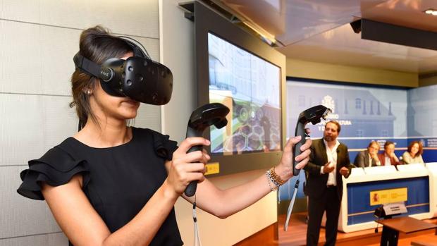 Visitante prueba el proyecto «VRPolis»