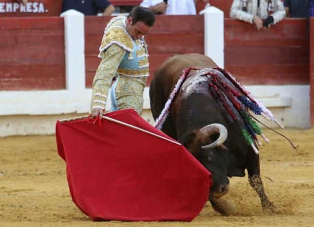 Artística faena de Ponce, a hombros con Talavante y Garrido en Mérida