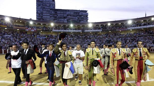 Manzanares, El Juli, Morante, Talavante, José Tomás y Padilla abandonan a pie la plaza