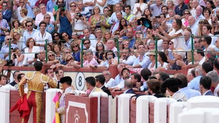José Tomás brinda a la viuda de Víctor Barrio