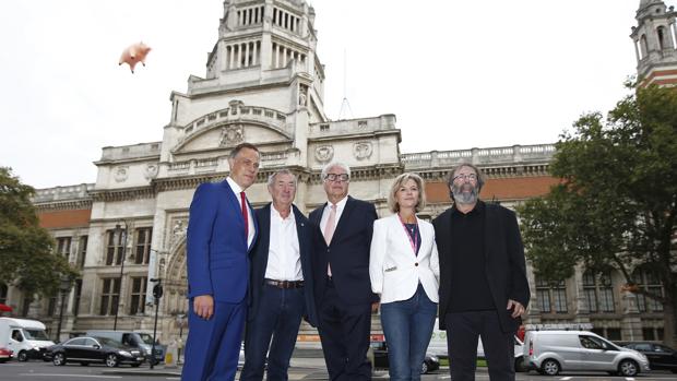 Martin Roth, en el centro, frente a la fachada del museo Victoria &amp; Albert para anunciar la próxima exposición «Pink Floyd: sus restor mortales»