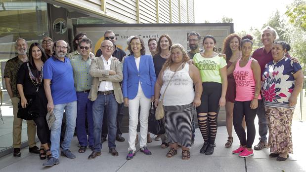 Rosa Aguilar junto a Manuel Llanes y miembros de compañías que actuarán en el Central