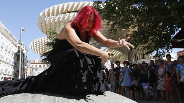 Una bailaora del espectáculo «¡Carril Bata Ya!» de Choni Cía Flamenca