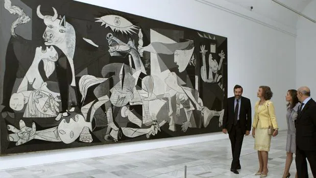 Doña Sofía visitando el «Guernica» en el Museo Reina Sofía
