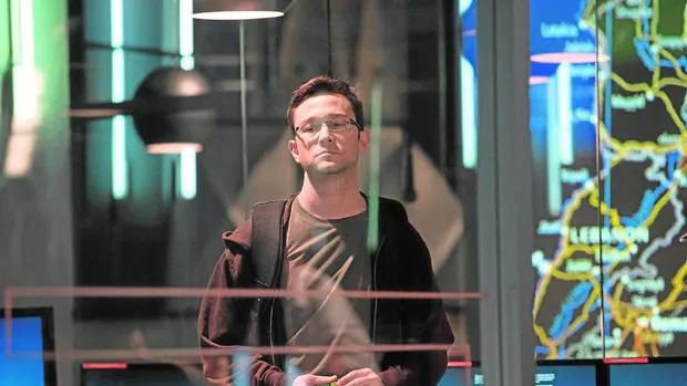 Joseph Gordon-Levitt, en el papel de Snowden, en una imagen de la película