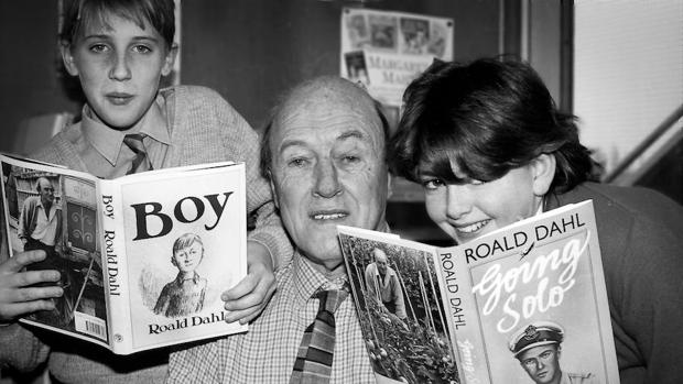 Roald Dahl, junto a niños leyendo sus historias