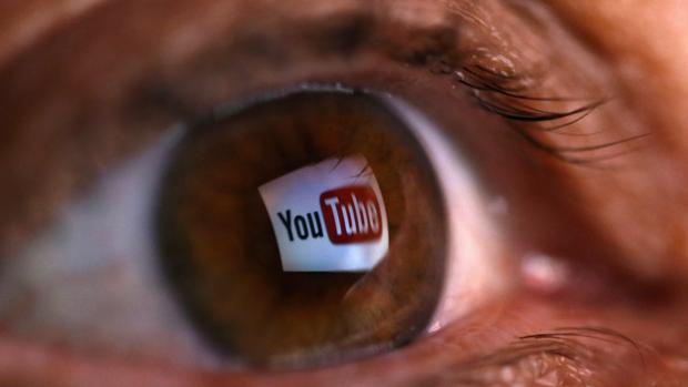 El logo de Youtube reflejado en un ojo