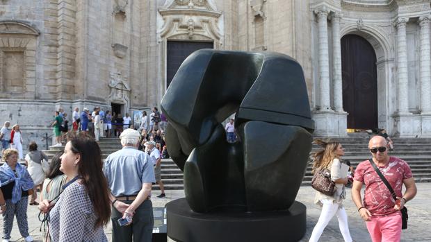 Las esculturas de Henry Moore llenan la plaza de la Catedral de Cádiz