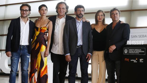 El director Alberto Rodríguez con Eduard Fernández,, Marta Etura , José Coronado,, Carlos Santos y Alba Galocha