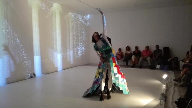 Rubén Olmo con el espectacular vestuario de «Arquitectura de luz y sombras»