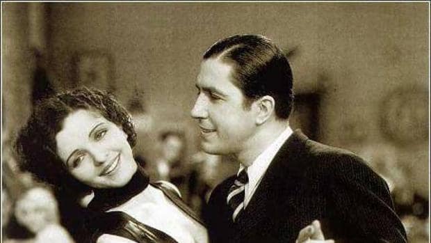 Carlos Gardel con Mona Maris en el filme «Cuesta abajo» (1934)