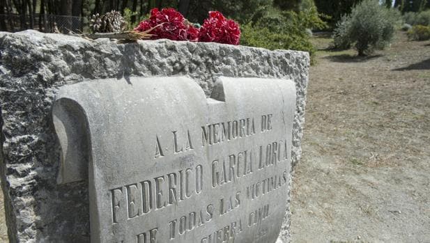 Monolito en memoria a Federico Garcia Lorca, en el paraje de Fuente Grande de Alfacar (Granada)