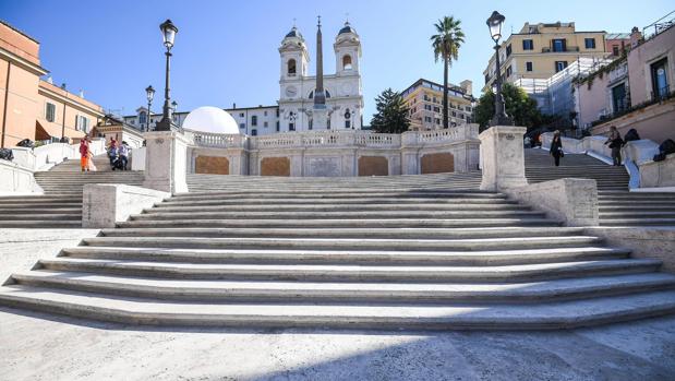 Aspecto de la escalinata en la Plaza de España de Roma