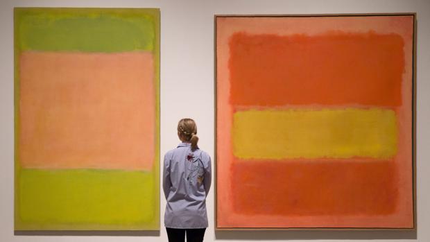 Una joven admira dos pinturas de Rothko en la Royal Academy de Londres