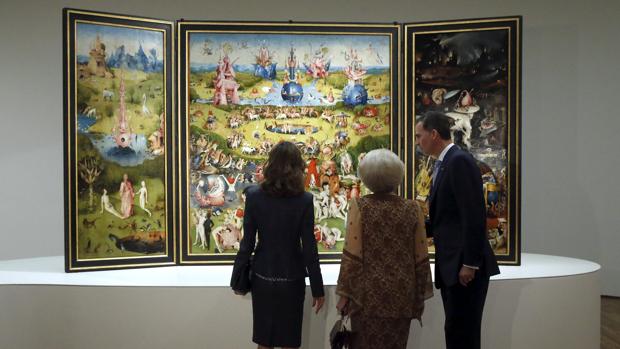 Los Reyes y la princesa Beatriz de Holanda, contemplan «El jardín de las delicias», tríptico de El Bosco