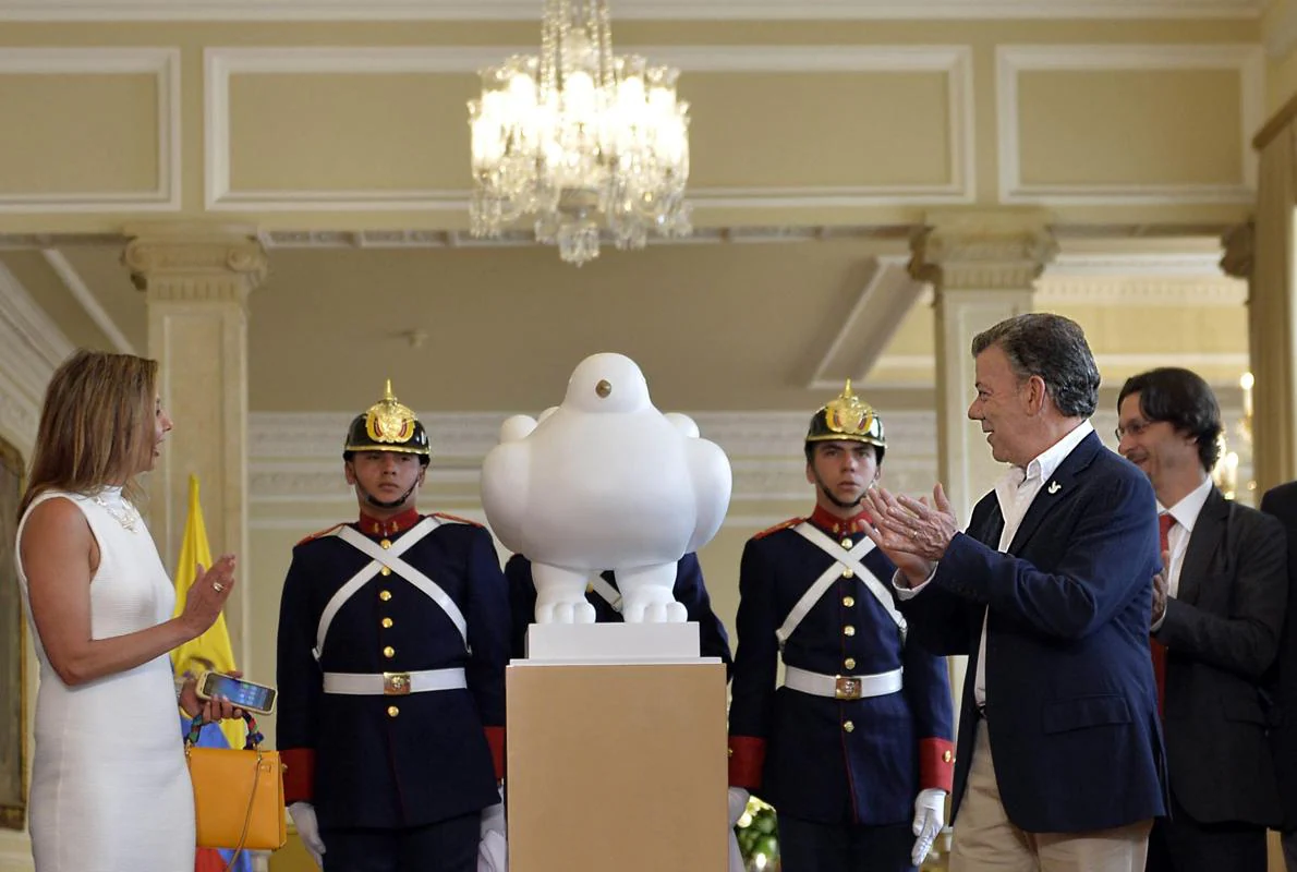 Juan Manuel Santos recibiendo la escultura de Fernando Botero