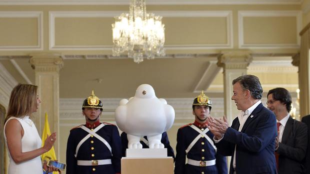 Fernando Botero dona su escultura «La paloma de la paz» a la Presidencia colombiana