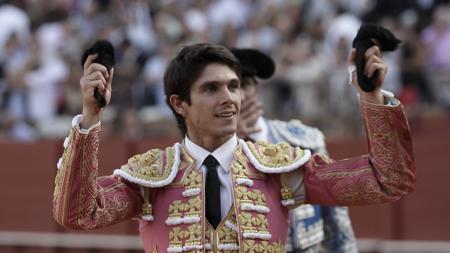 Castella pasea feliz las dos orejas del primer toro