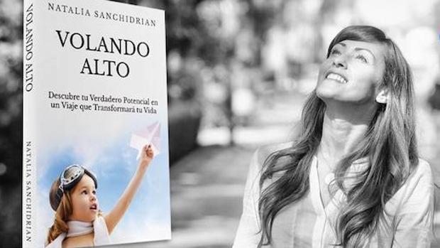 Natalia Sanchidrián con el libro «Volando Alto»