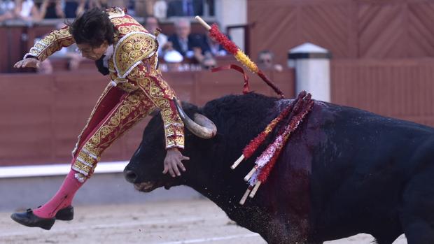 Curro Díaz, por los aires tras una horrible cogida