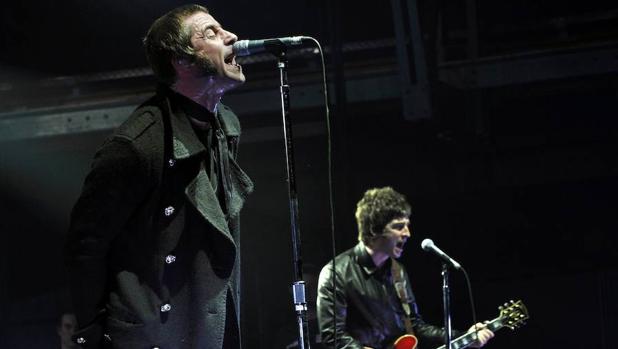 Liam y Noel Gallagher en un concierto de Oasis