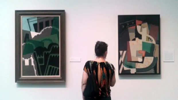 Una mujer admira obras de Juan Gris y María Blanchard en la exposición
