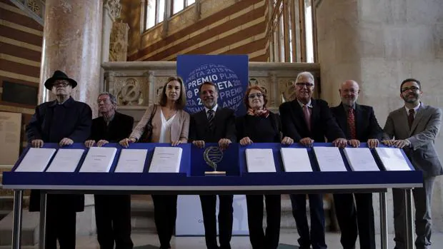 El jurado del Premio Planeta, ante los diez manuscritos finalistas de la edición de 2015