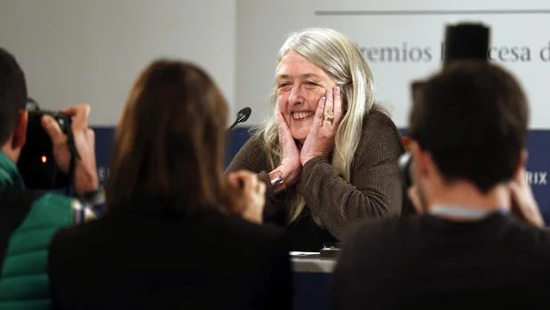 Mary Beard, feliz, atiende a los medios en Oviedo