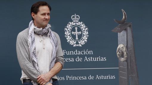 Hugh Herr posa para los medios en el Hotel de la Reconquista