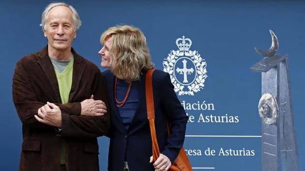 El escritor estadounidense Richard Ford, a su llegada a Oviedo acompañado de su mujer, Kristina Ford