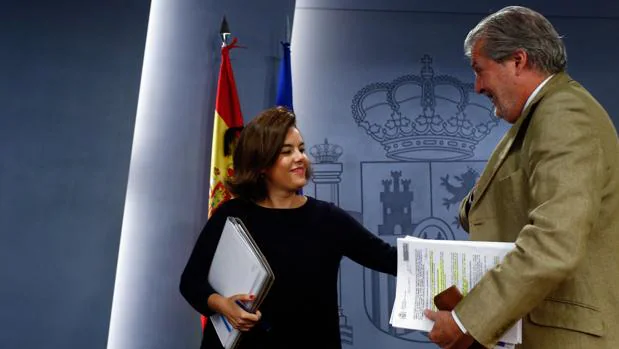 Soraya Sáenz de Santamaría vicepresidenta del Gobierno en funciones, junto a Iñigo Méndez de Vigo, en la rueda de prensa posterior al Consejo de Ministros