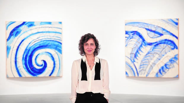 Adriana Varejão, con dos de sus obras