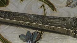 Detalle de una obra de Clara Peeters con su nombre estampado en un cuchillo de plata