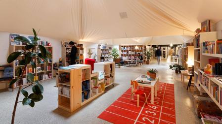 Interior de la librería Moito Conto