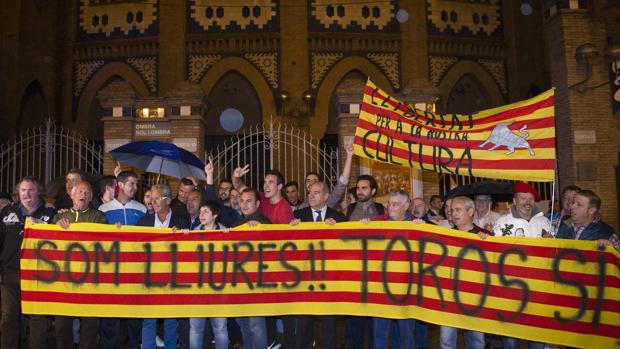 Manifestación de los aficionados a los toros en la Monumental catalana