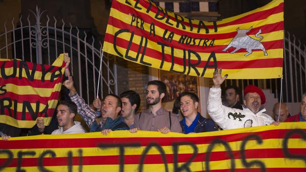 Aficionados de Cataluña en las puertas de la Monumental de Barcelona