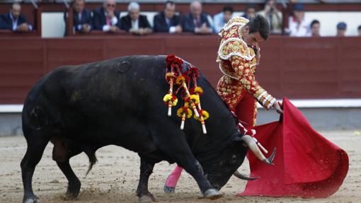 Manzanares, en el inicio de un pase de pecho con su sello