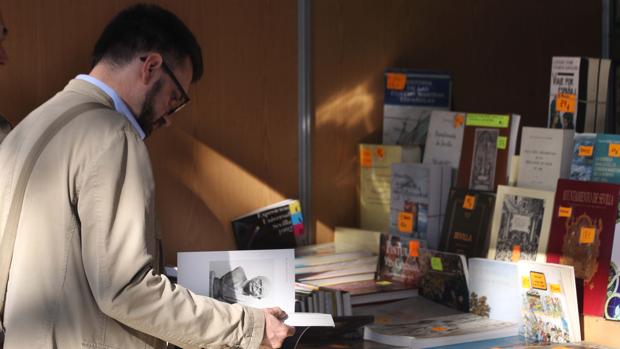 La Feria del Libro Antiguo se alarga por primera vez a un mes