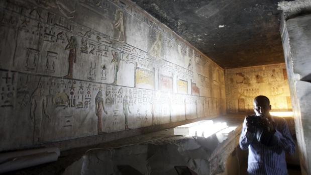 Un fotógrafo toma una imagen en el interior de la tumba de Seti I, reabierta recientemente en Egipto