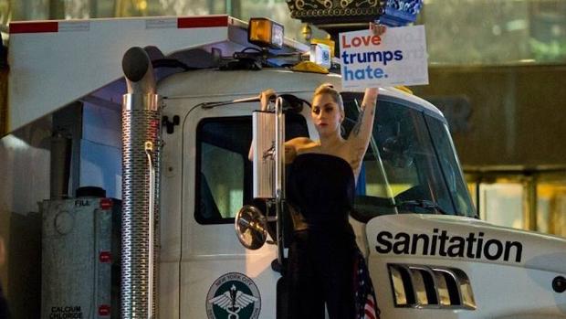 Lady Gaga delante de la Torre Trump, en Nueva York