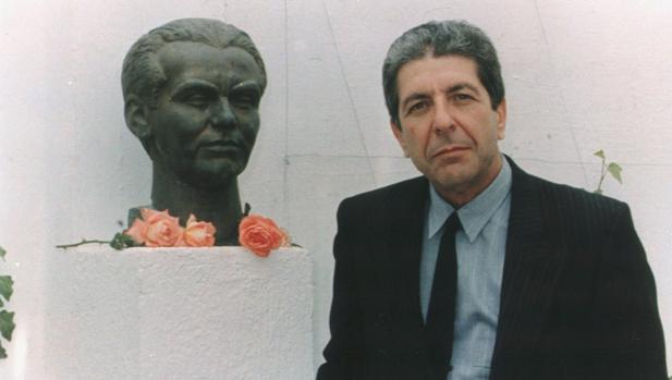 Leonard Cohen junto a un busto de Federico García Lorca