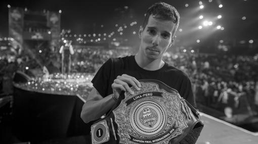 Skone posa con el cinturón de campeón de 2016