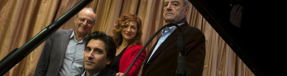 Pilar Jurado, rodeada por Emilio Gutiérrez Caba, Pablo Amorós y Tomás Marco