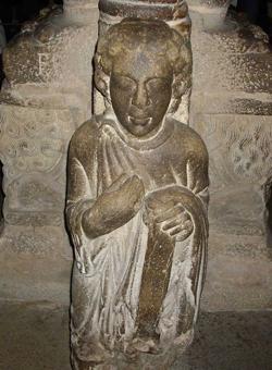 Se identifica al Maestro Mateo con este santo arrodillado en la parte posterior del parteluz del Pórtico de la Gloria