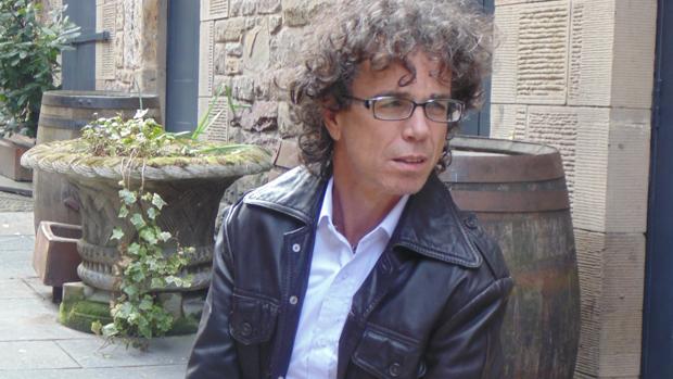 «No suelo fijarme en ningún poeta. Escribo desde mí y para mí; soy yo y mi búsqueda a través de las palabras»