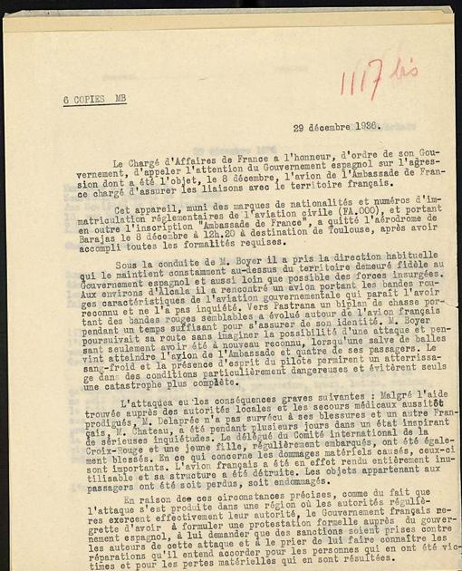La nota de protesta del gobierno francés que se conserva en el Archivo de Cruz Roja de Ginebra. El avión atacante fue identificado como del bando republicano
