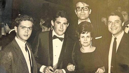 Los primeros pasos artísticos de Miguel Ríos (por entonces Mike Ríos) se produjeron en las «salas de juventud»