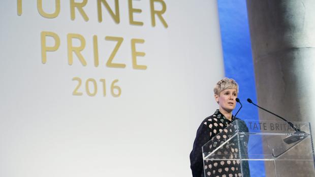 Helen Marten, ganadora del Turner 2016, junto a una de sus piezas